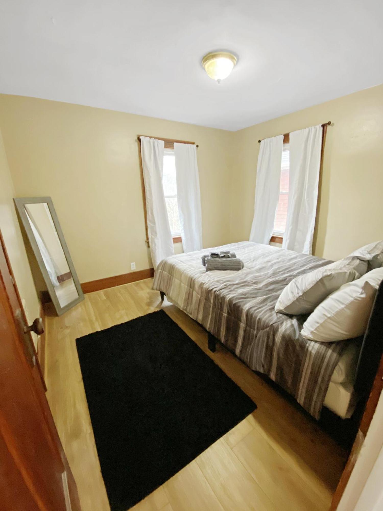 Lux 3br, Steps From Airport, U Of R & Grocery Stores Holiday home