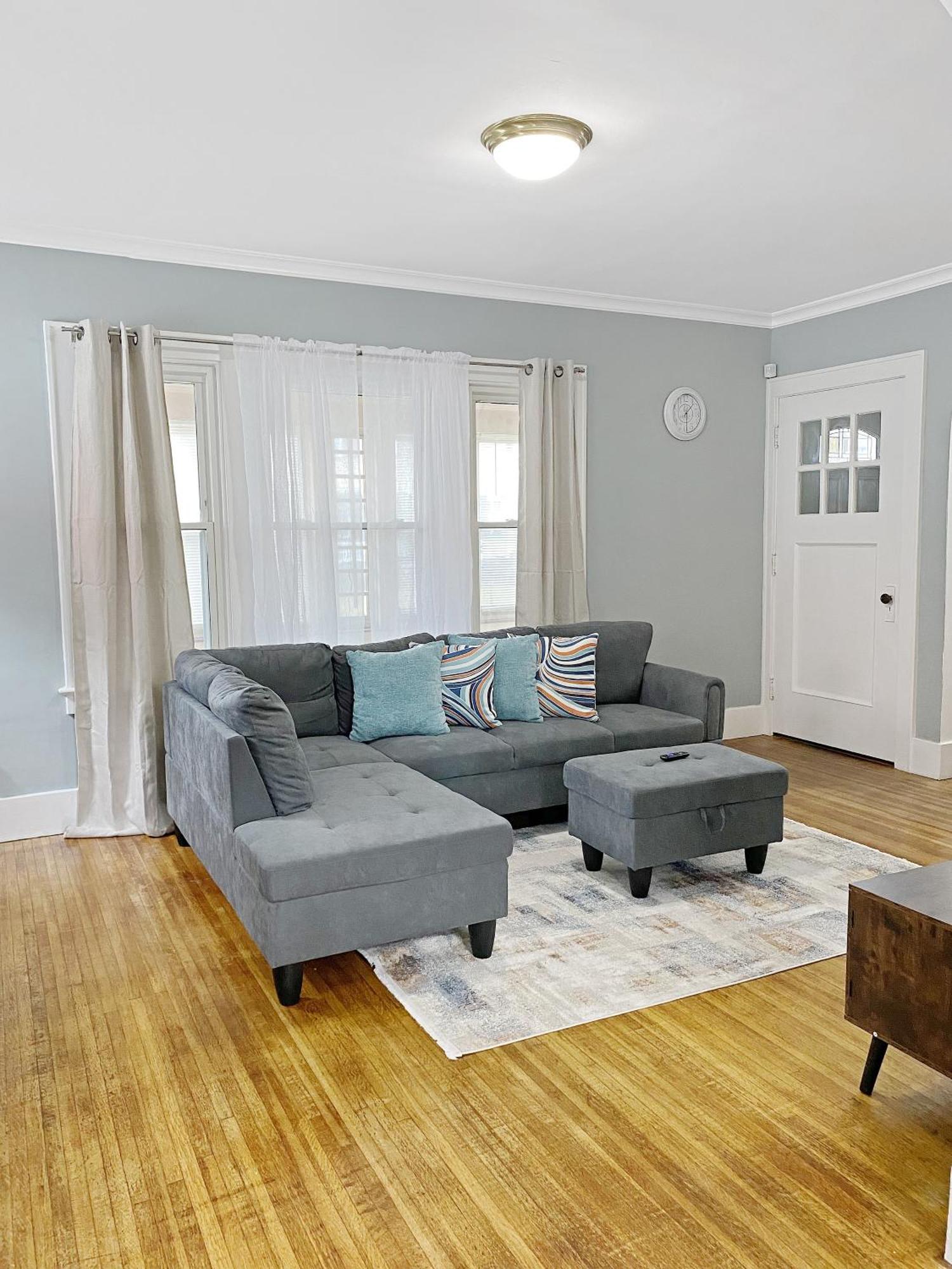 Lux 3br, Steps From Airport, U Of R & Grocery Stores Holiday home Rochester
