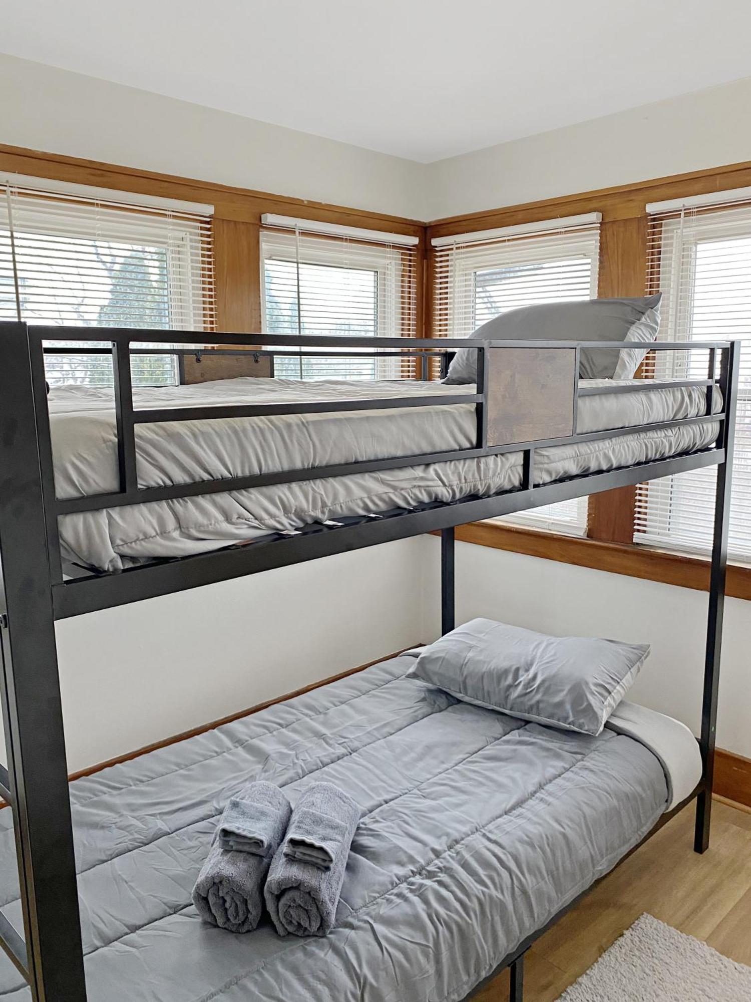 Lux 3br, Steps From Airport, U Of R & Grocery Stores Holiday home *