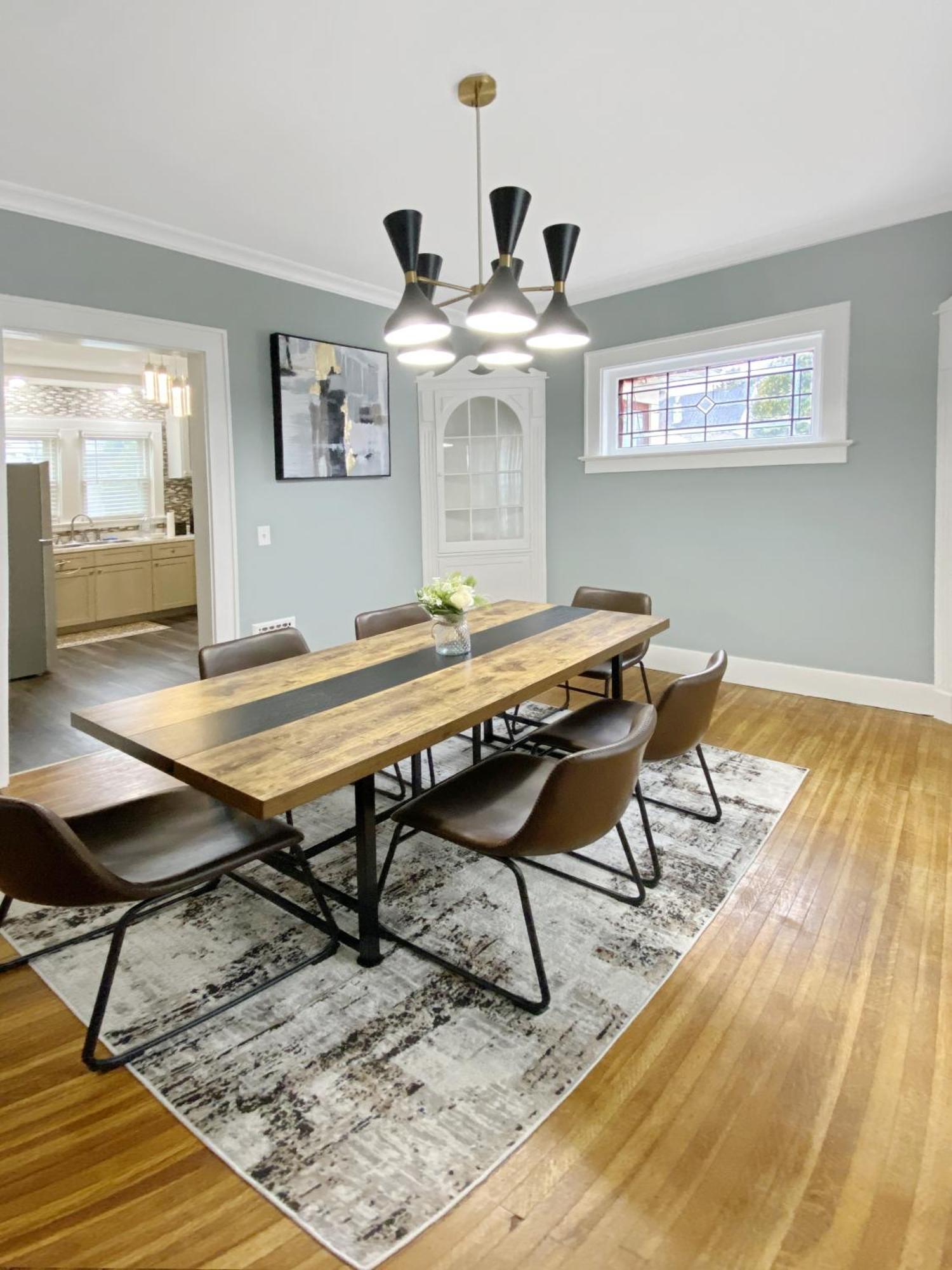 Lux 3br, Steps From Airport, U Of R & Grocery Stores Holiday home