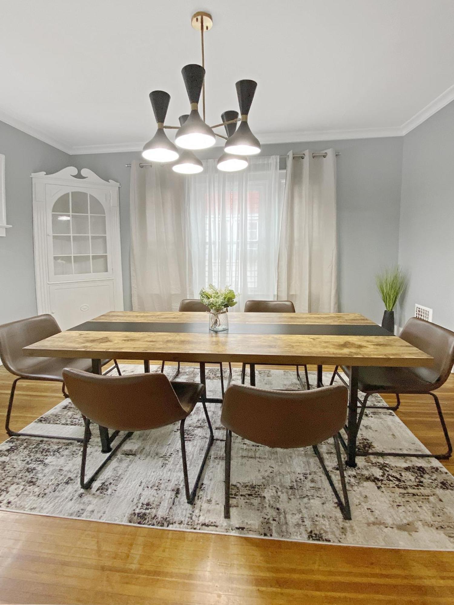 Lux 3br, Steps From Airport, U Of R & Grocery Stores Holiday home