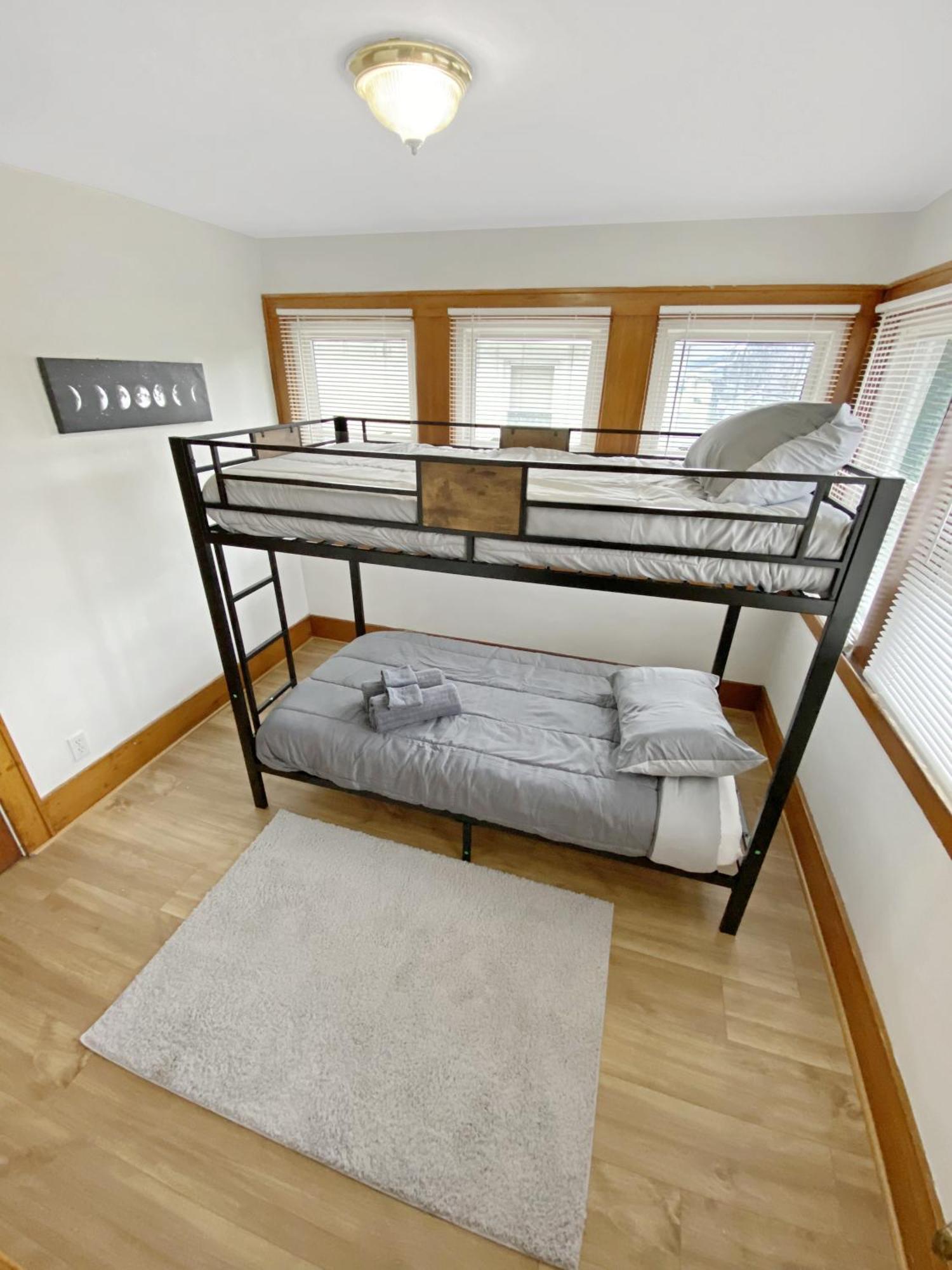 Lux 3br, Steps From Airport, U Of R & Grocery Stores *
