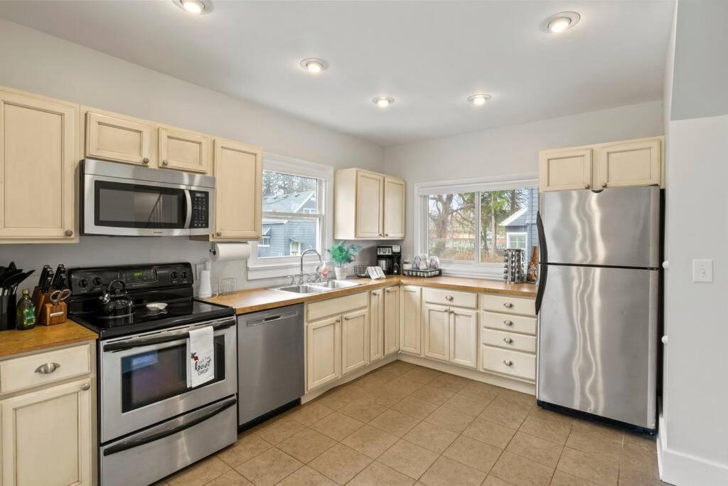 Holiday home Gem: 3br Near All!