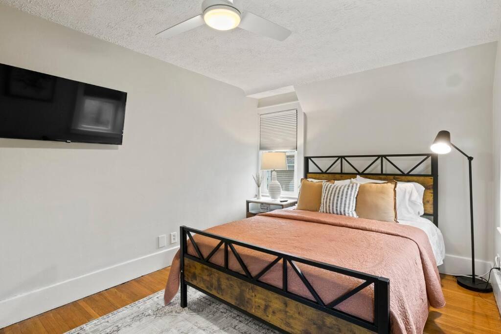 Gem: 3br Near All! Holiday home