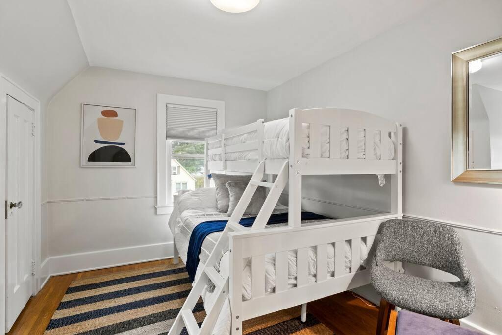 Holiday home Gem: 3br Near All!