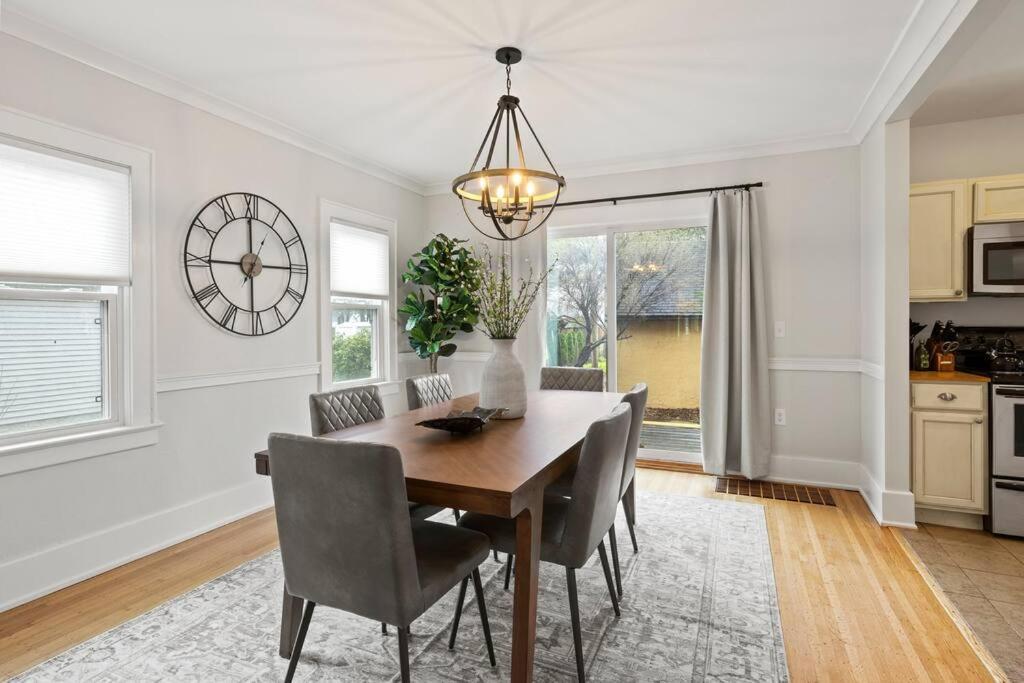 Holiday home Gem: 3br Near All!
