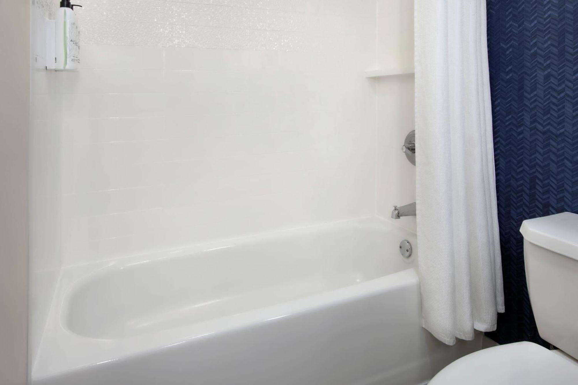Fairfield Airport Hotel 3*