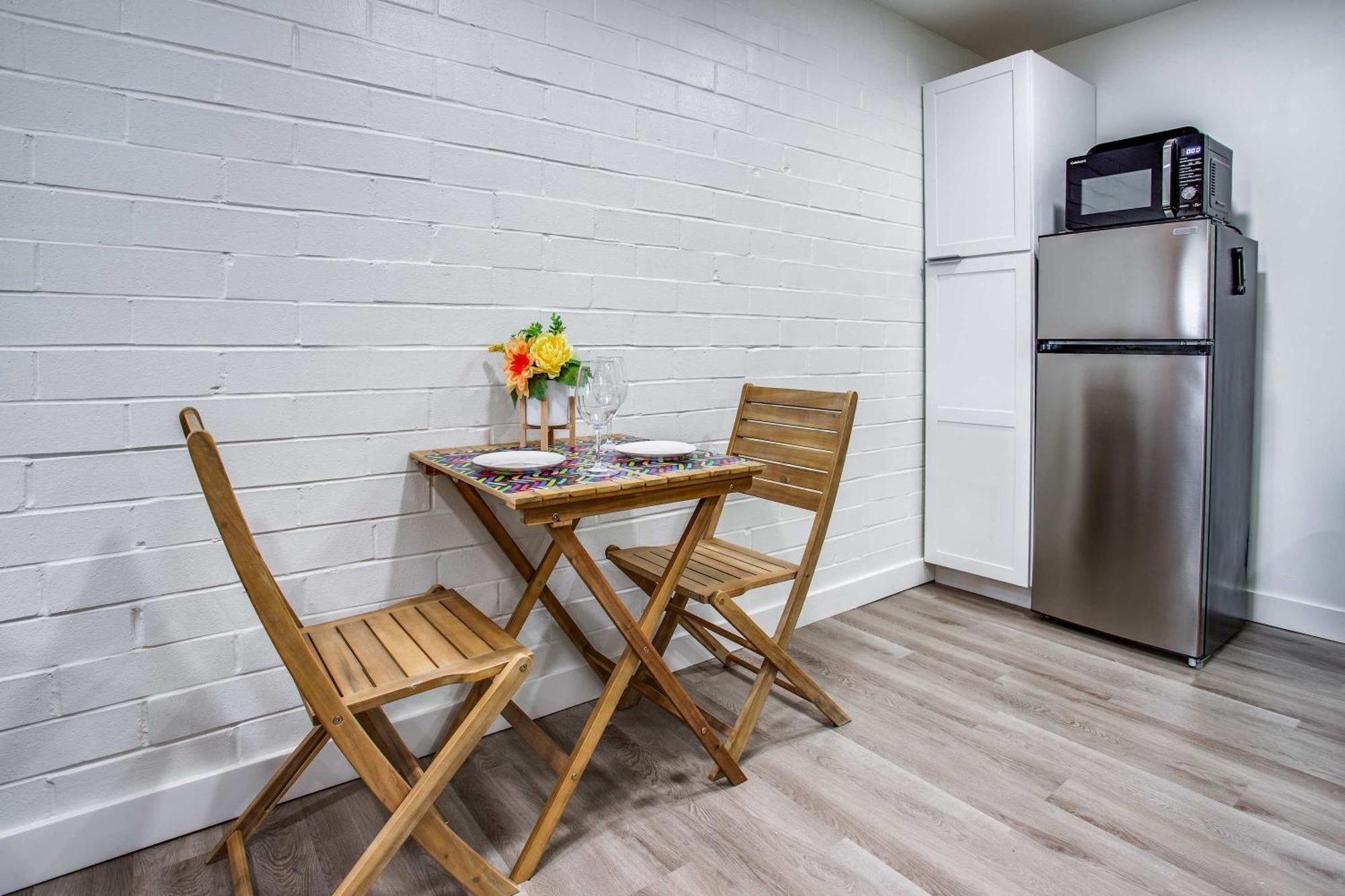 Newly Renovated Bright Apartment *