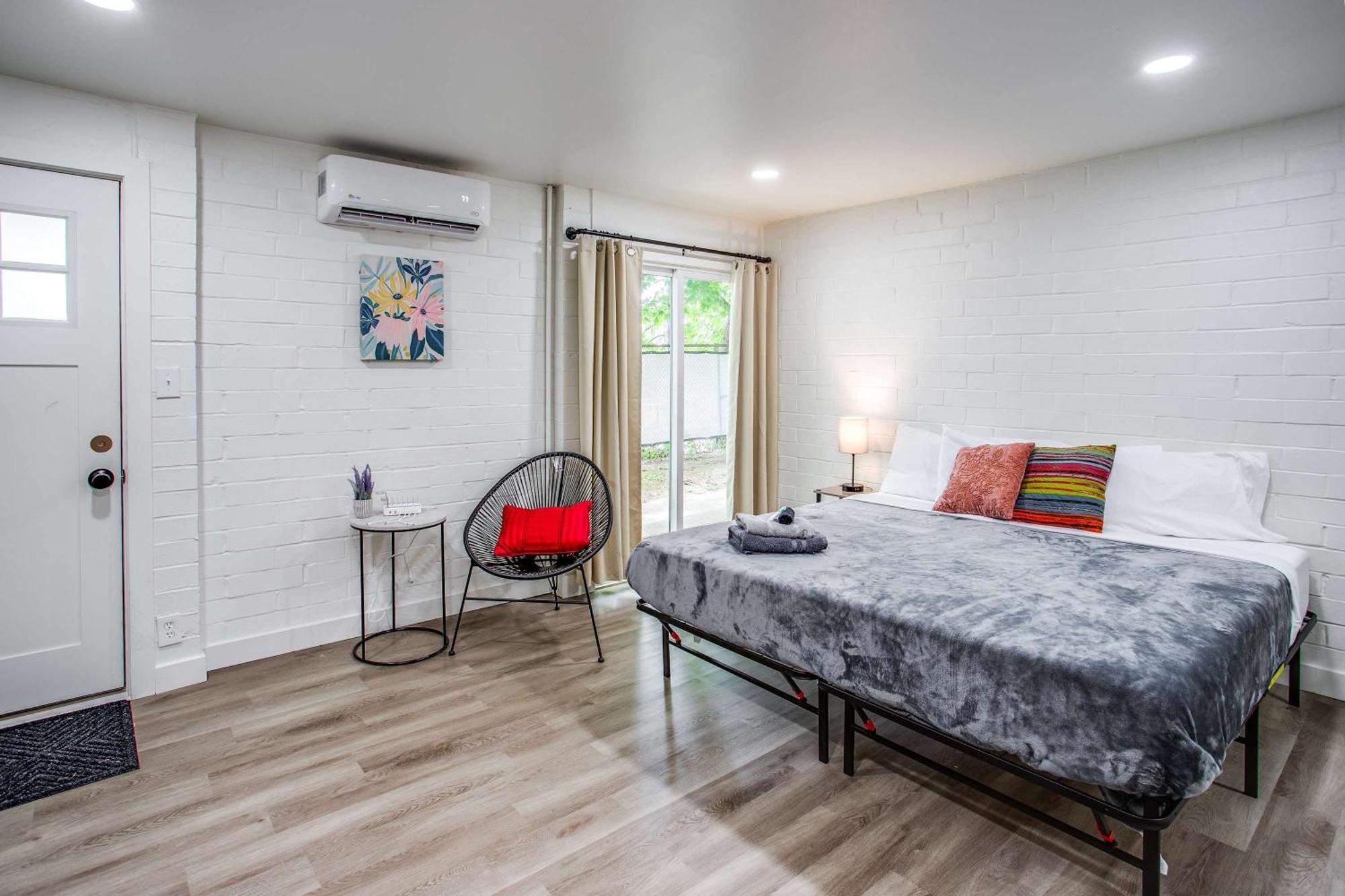 Newly Renovated Bright Apartment *