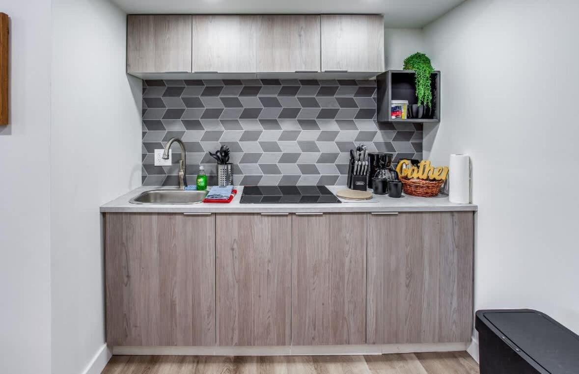 Newly Renovated Bright Apartment *