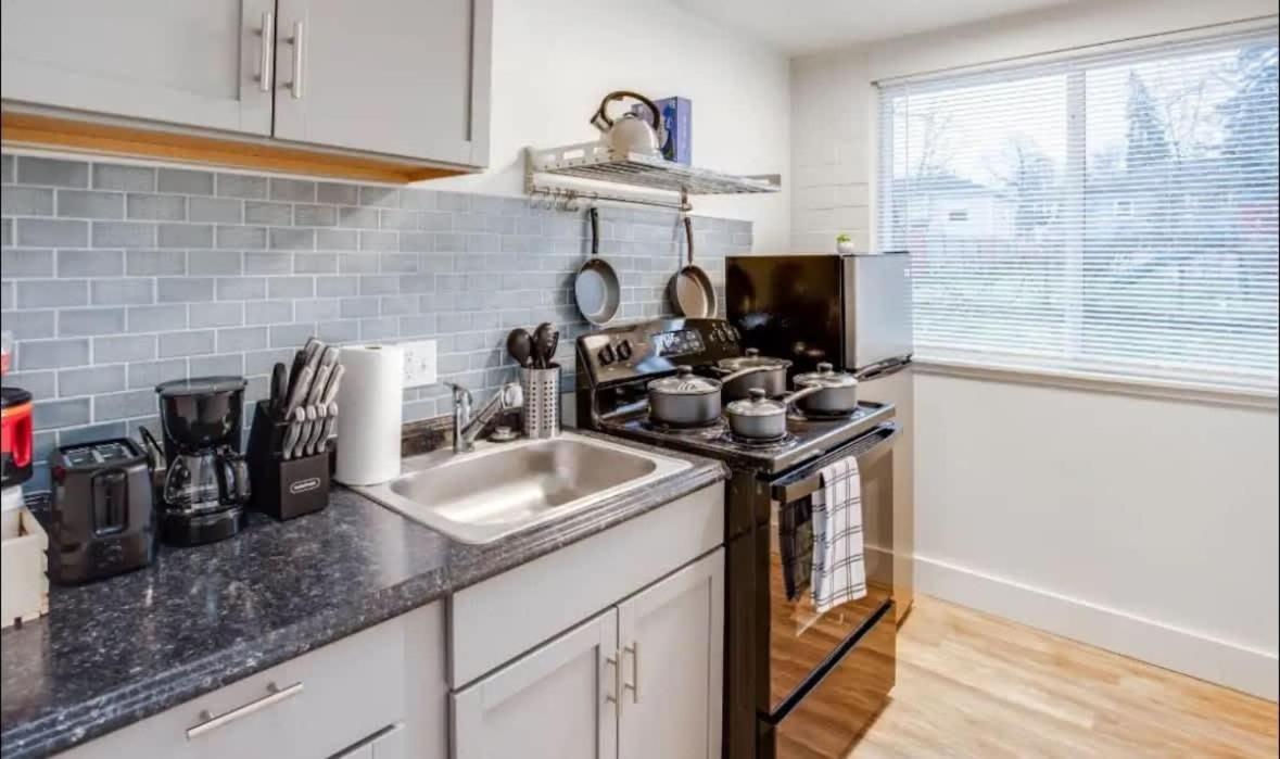Newly Renovated Bright Apartment *