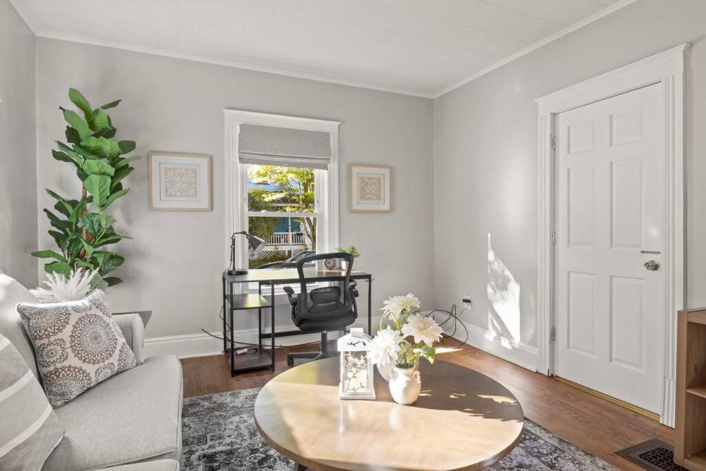 Beautiful One Bed In Lovely Park Ave Neighborhood Apartment *