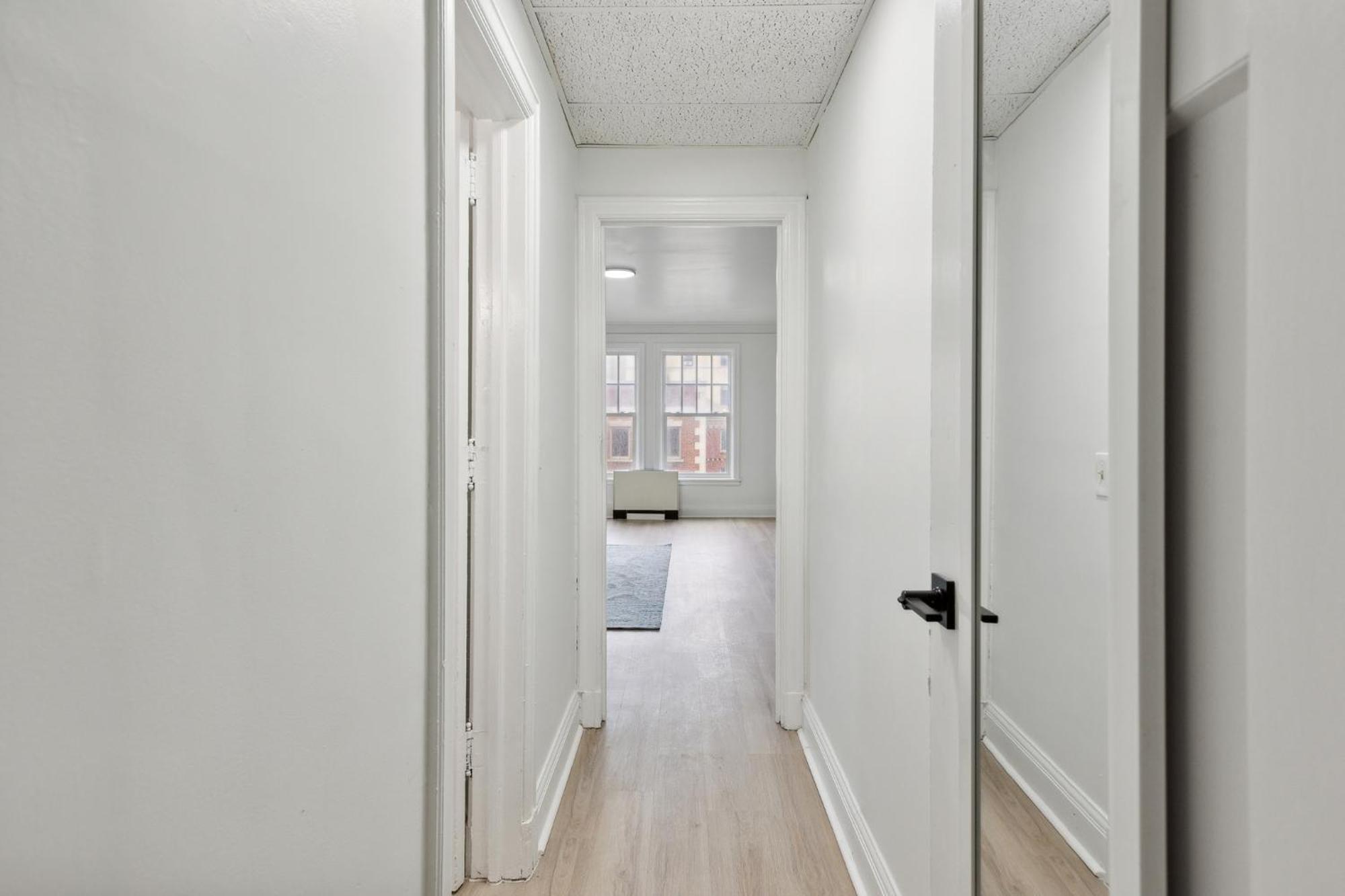 Apartment East 419i Modern I Pool I Gym *