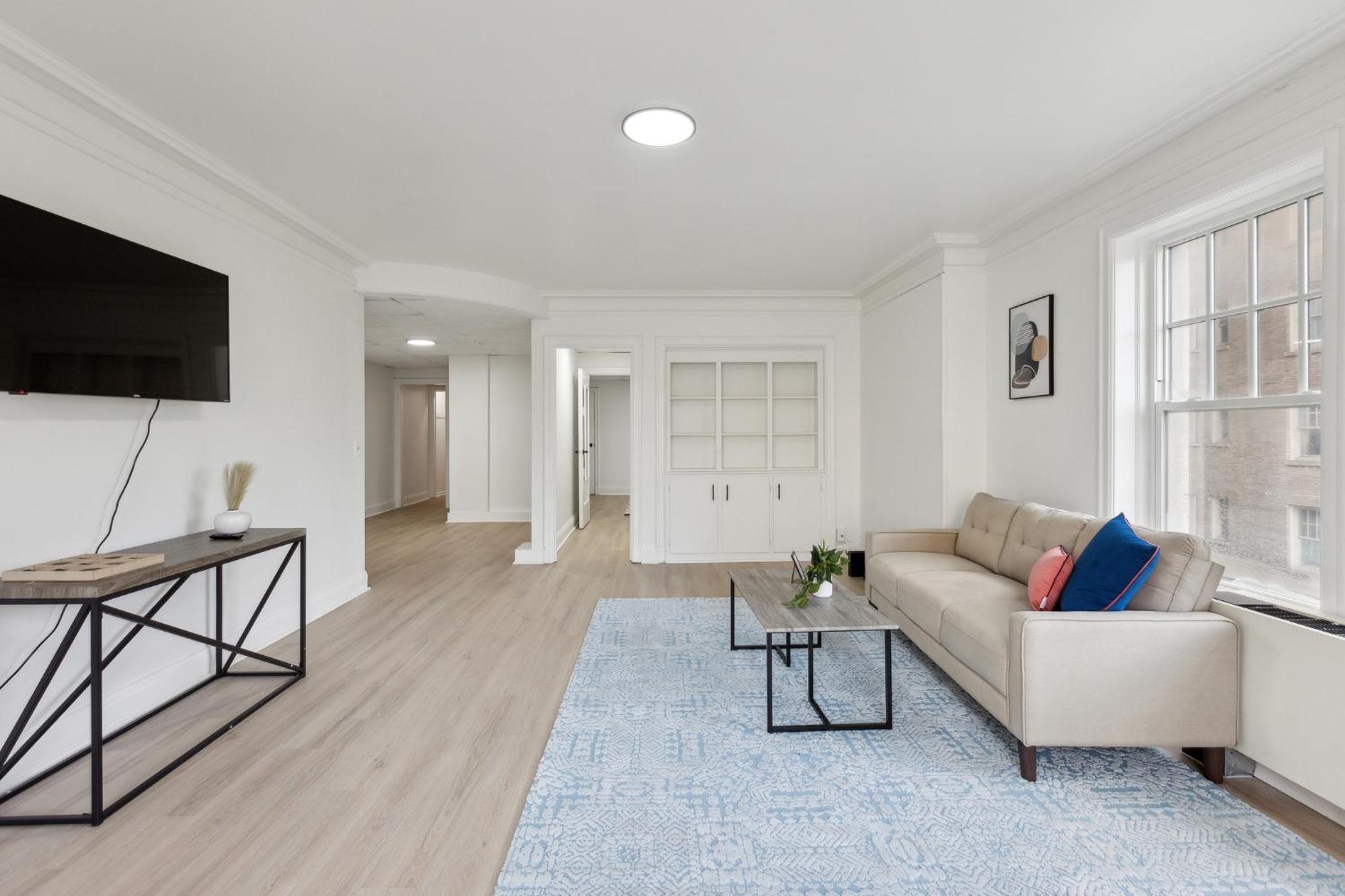 East 419i Modern I Pool I Gym * Rochester