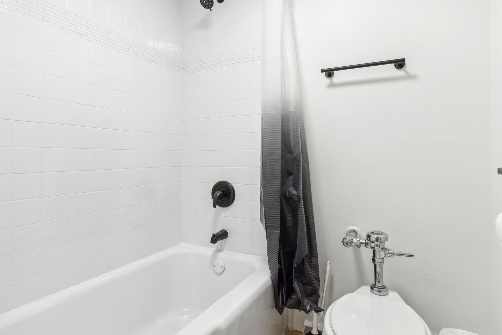 Apartment East 120 I Modern Refinished Downtown I Gym *