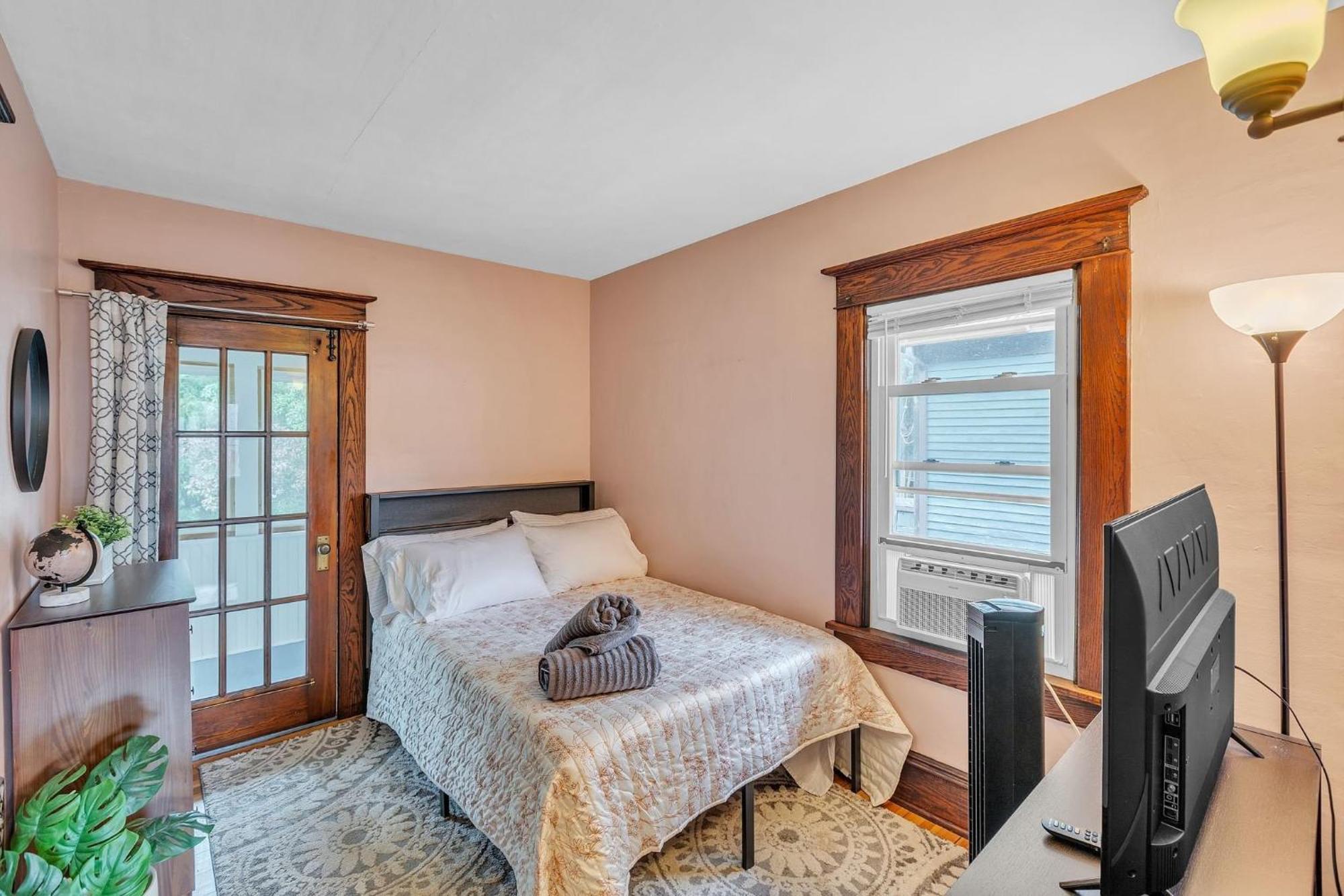 Charming Family Retreat- Cozy Comfort Awaits You! * Rochester