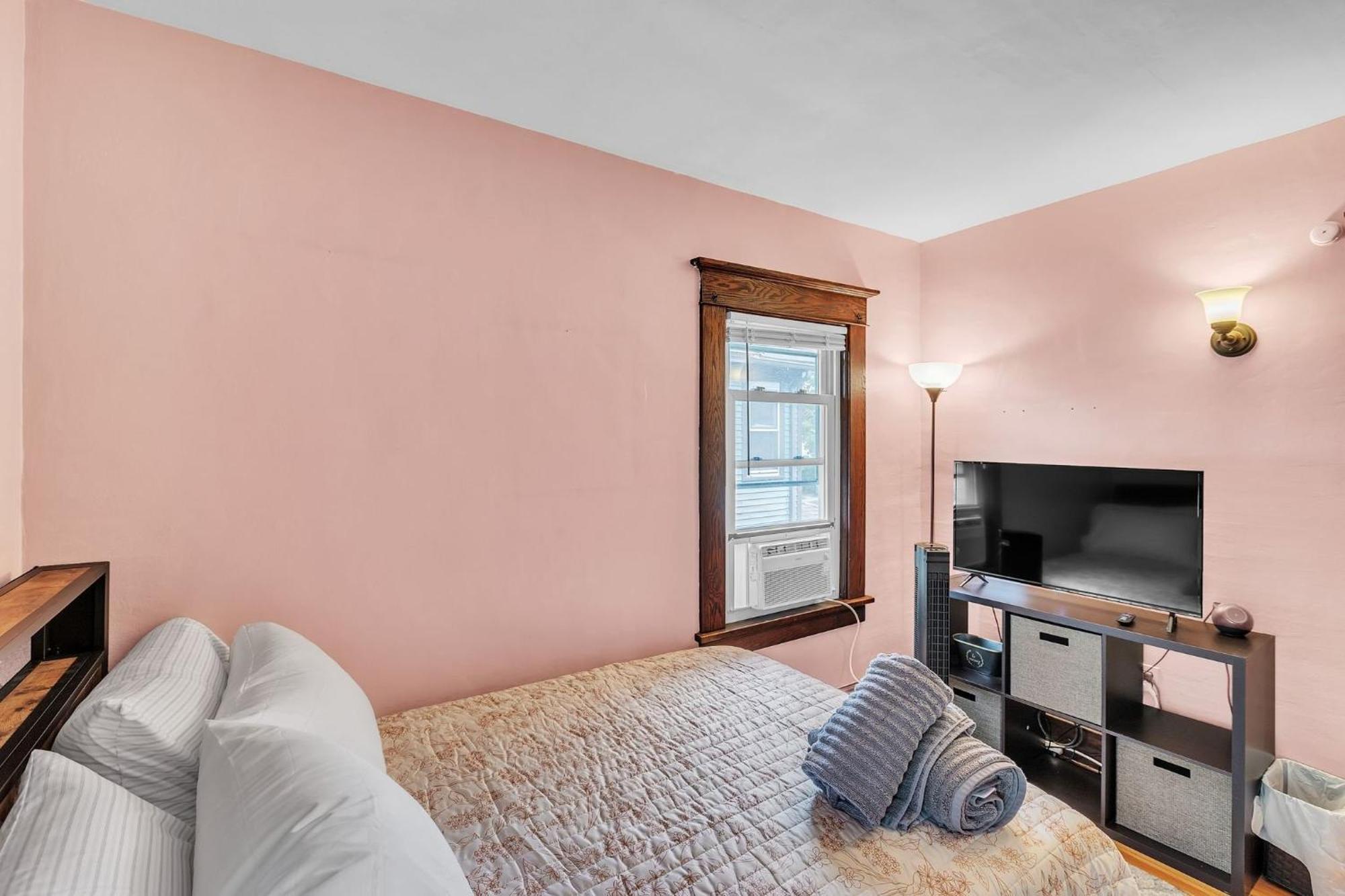 Charming Family Retreat- Cozy Comfort Awaits You! * Rochester