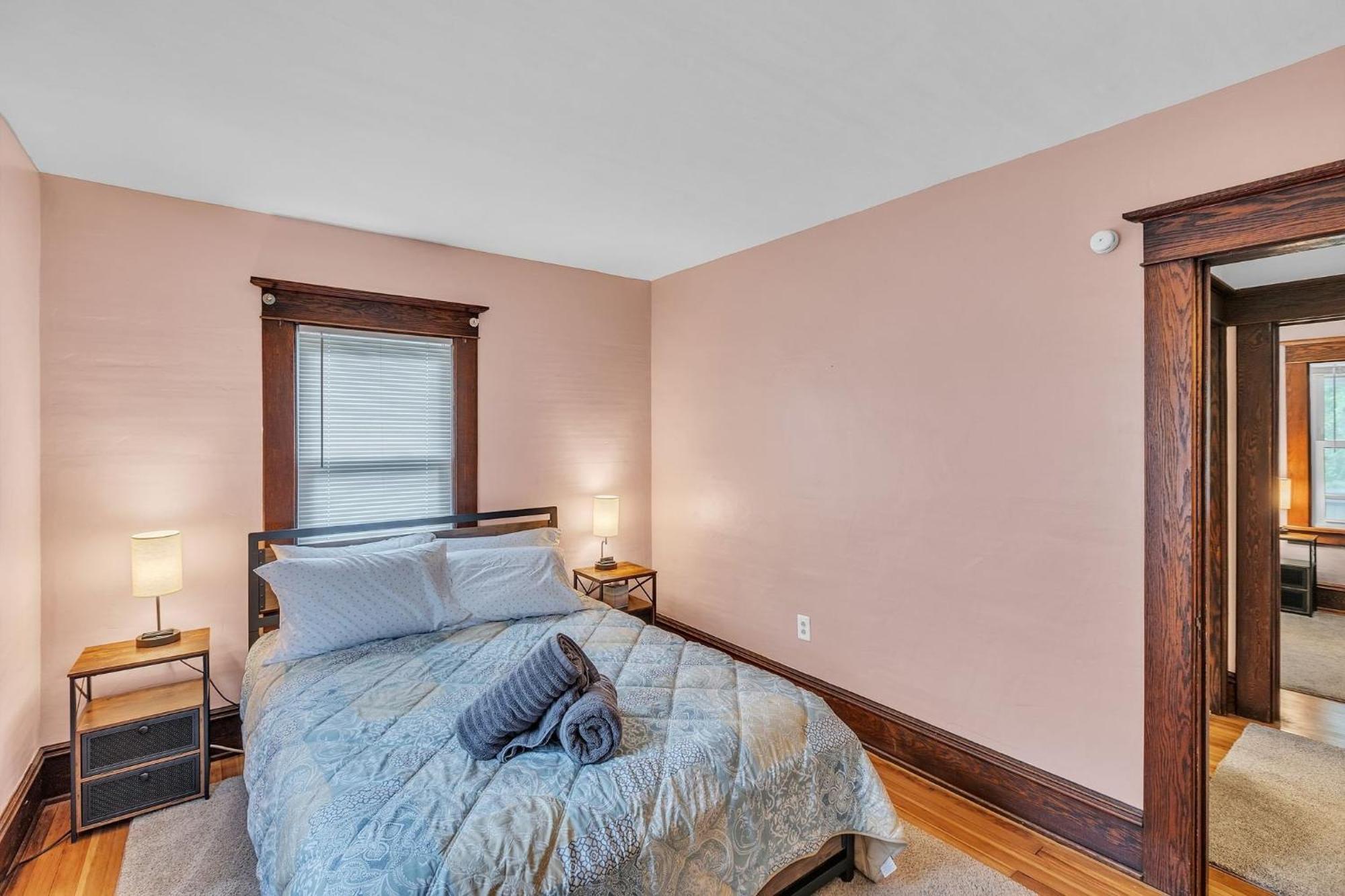 Charming Family Retreat- Cozy Comfort Awaits You! Holiday home Rochester