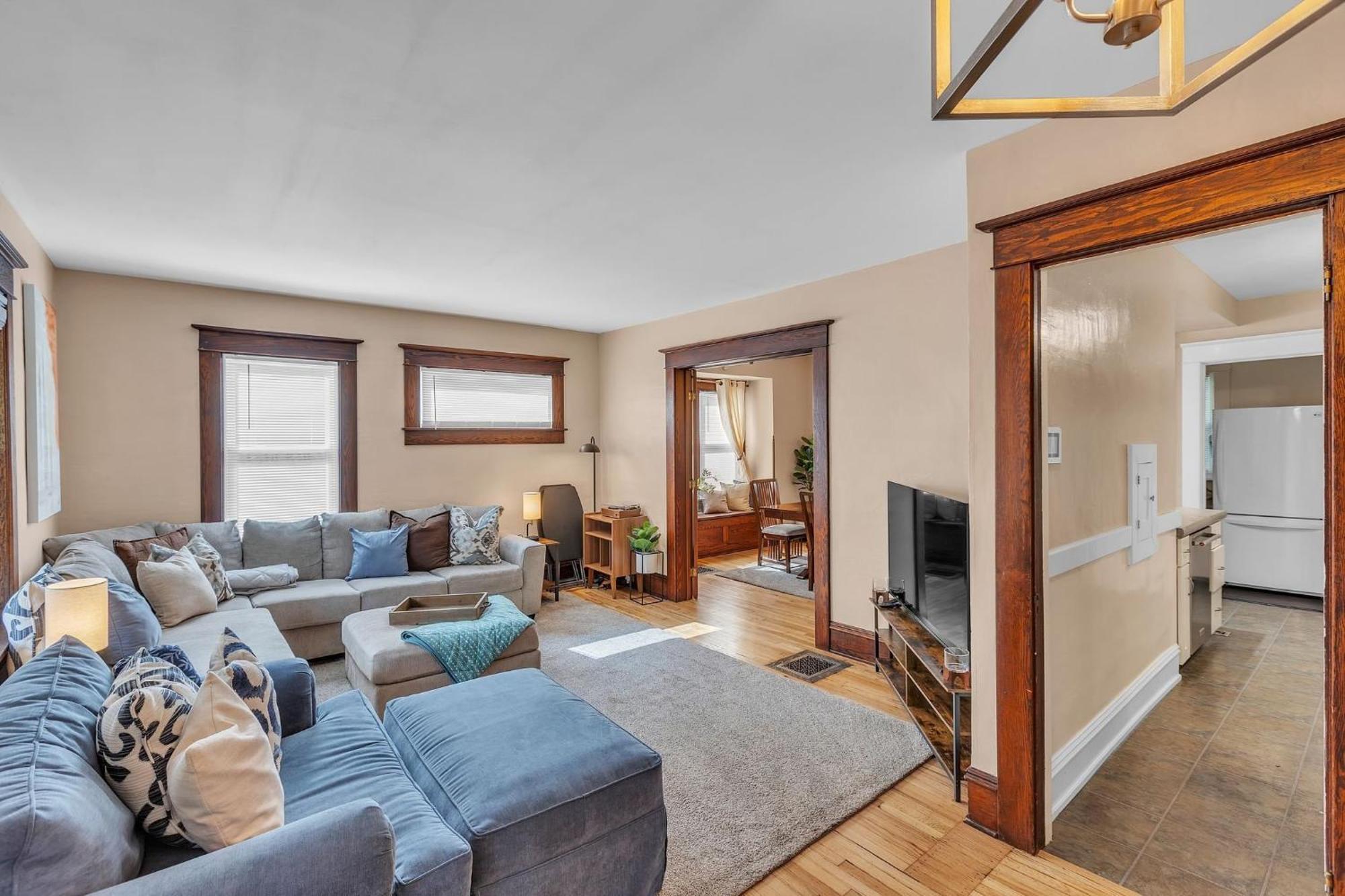 Charming Family Retreat- Cozy Comfort Awaits You! Holiday home Rochester