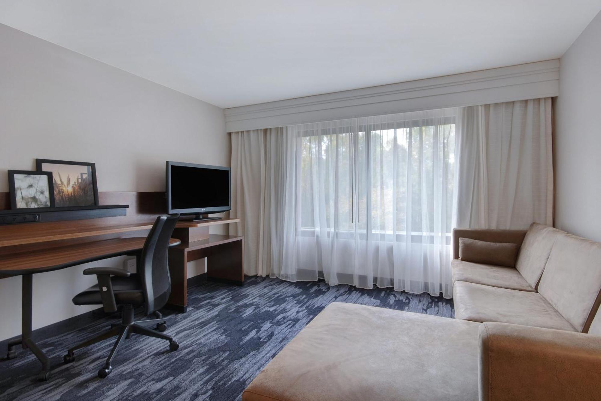 Fairfield And By Marriott West/greece Hotel 3*
