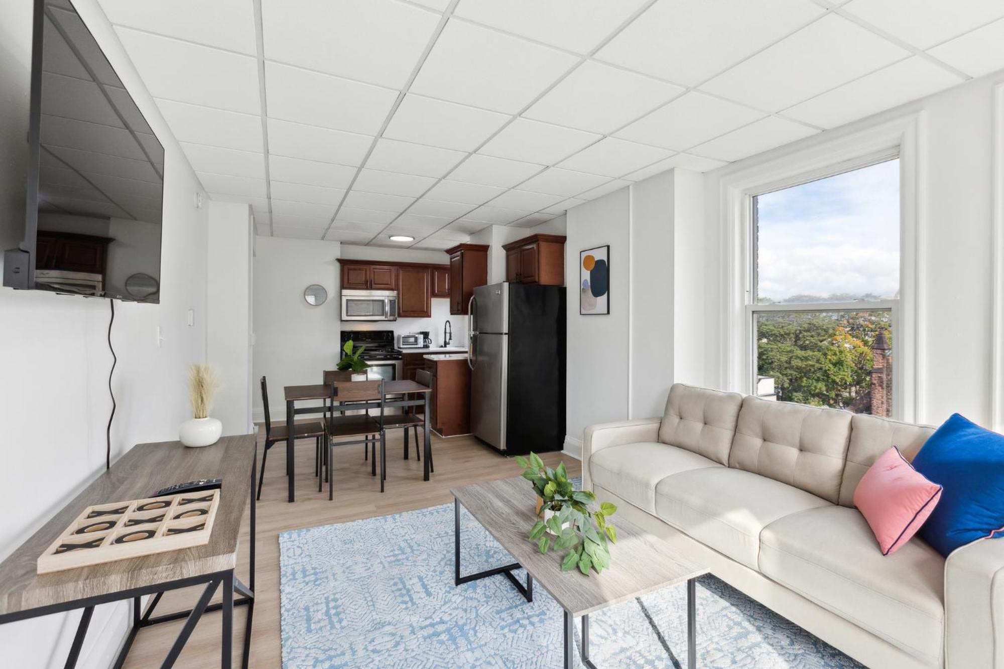 East 636i Cozy & Comfy I Downtown I Gym Apartment *