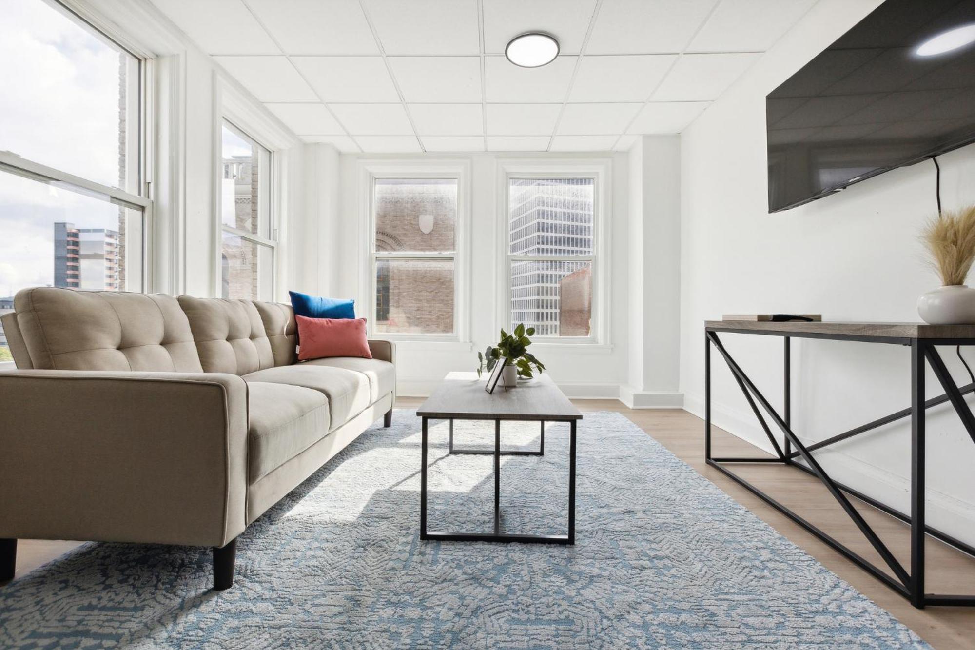 East 636i Cozy & Comfy I Downtown I Gym *