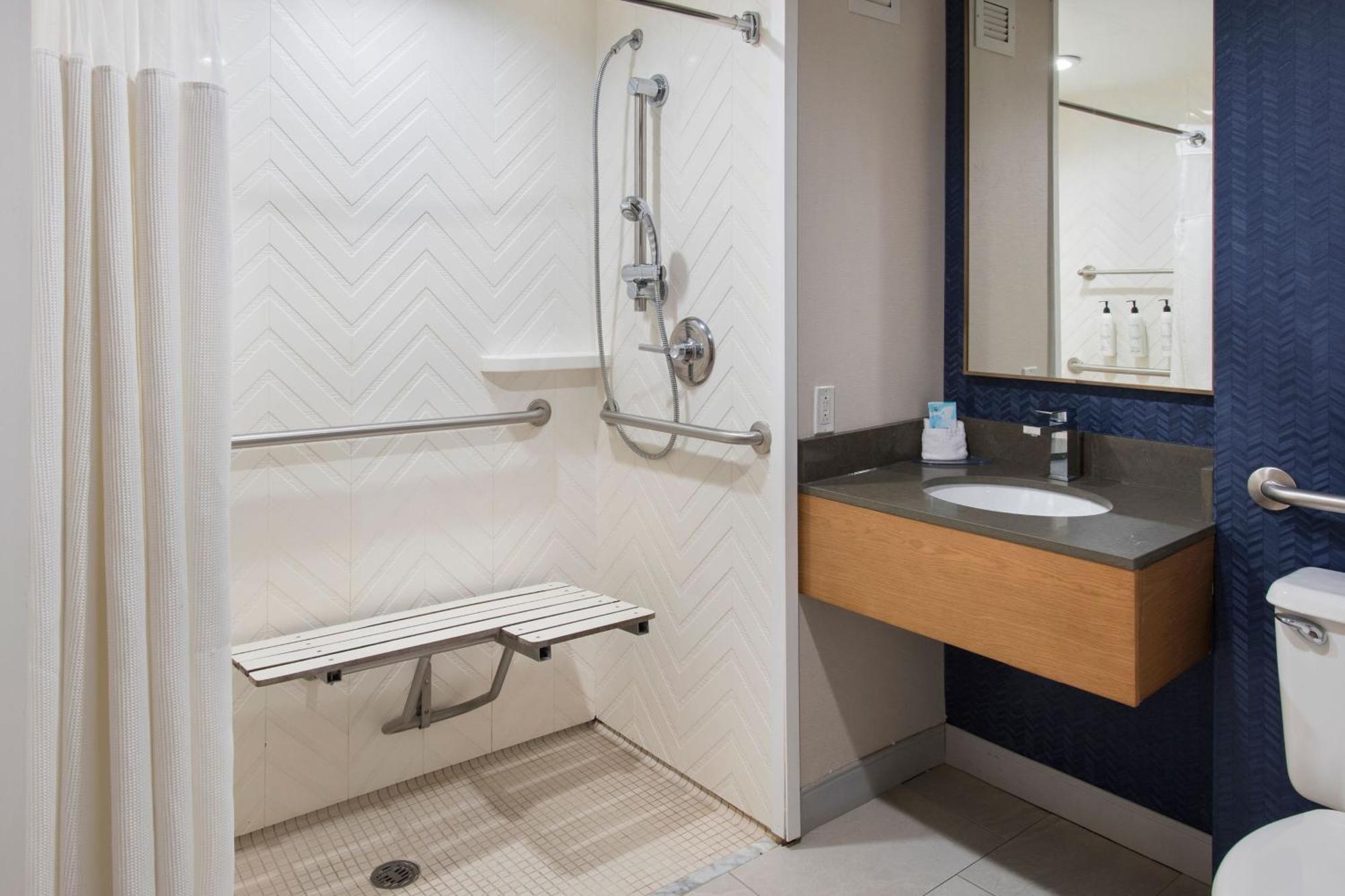 Hotel Fairfield Airport 3*