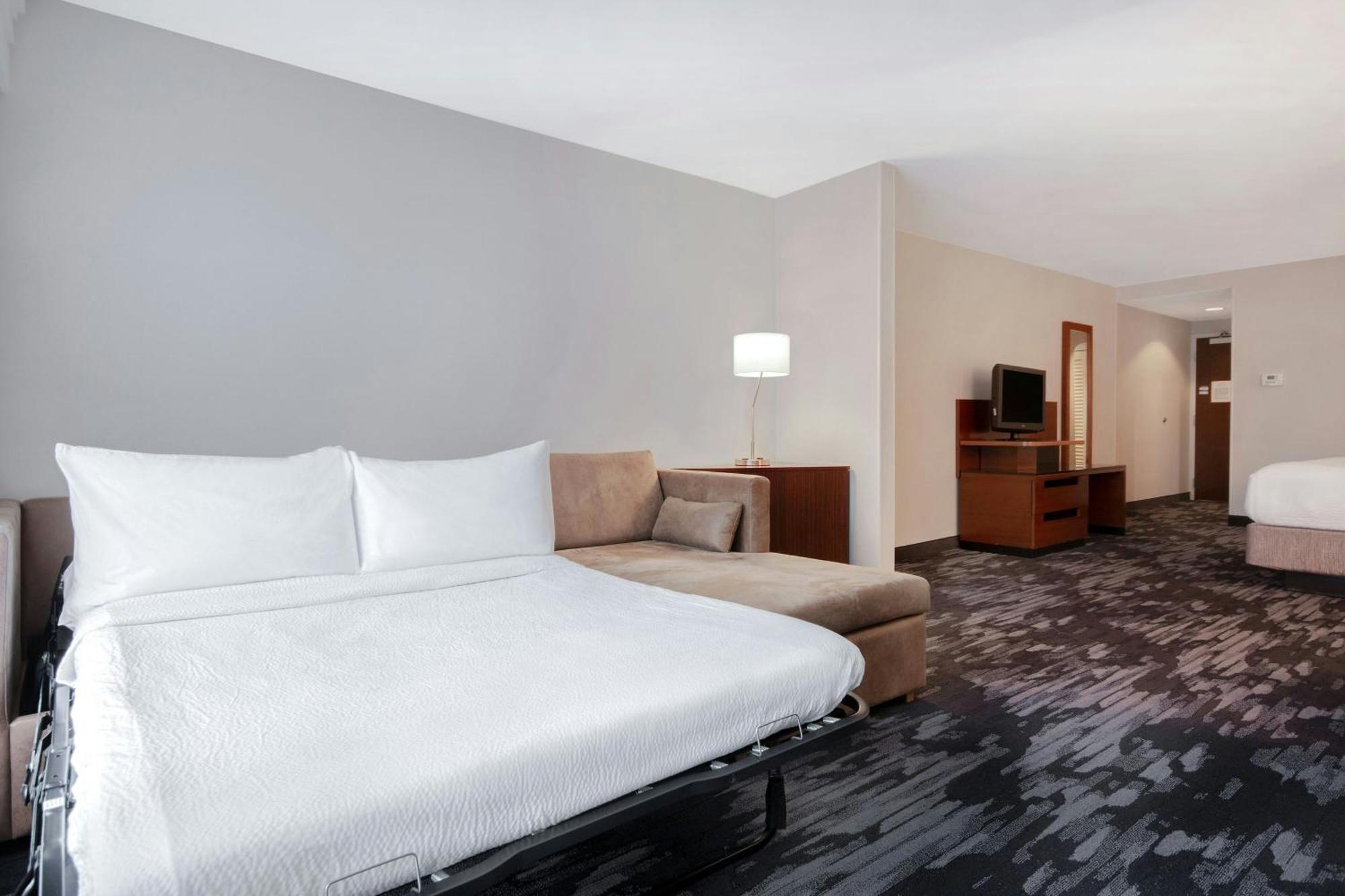 Hotel Fairfield And By Marriott West/greece 3*