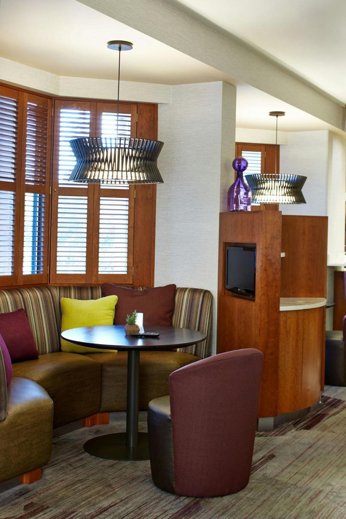 Courtyard Brighton 3*