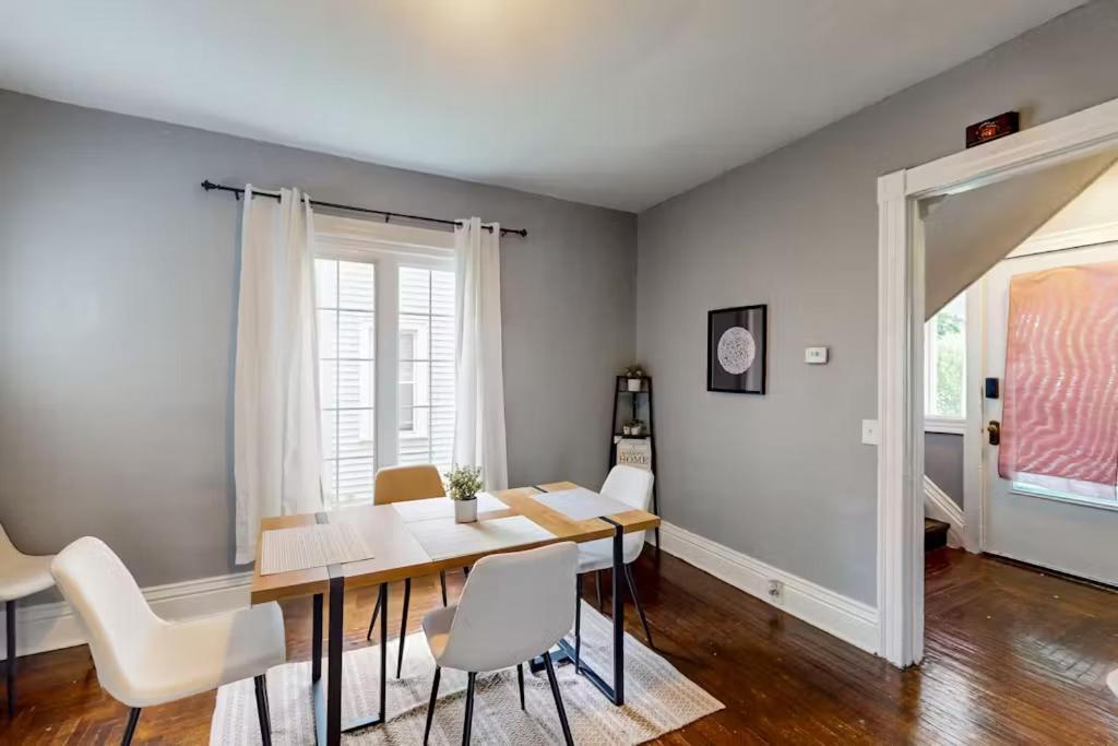 Champlain Gem - 4 Bedroom House Holiday home Rochester
