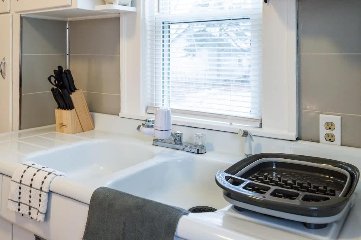 Charming Steps To Uofr Near Airport Downtown Rit *
