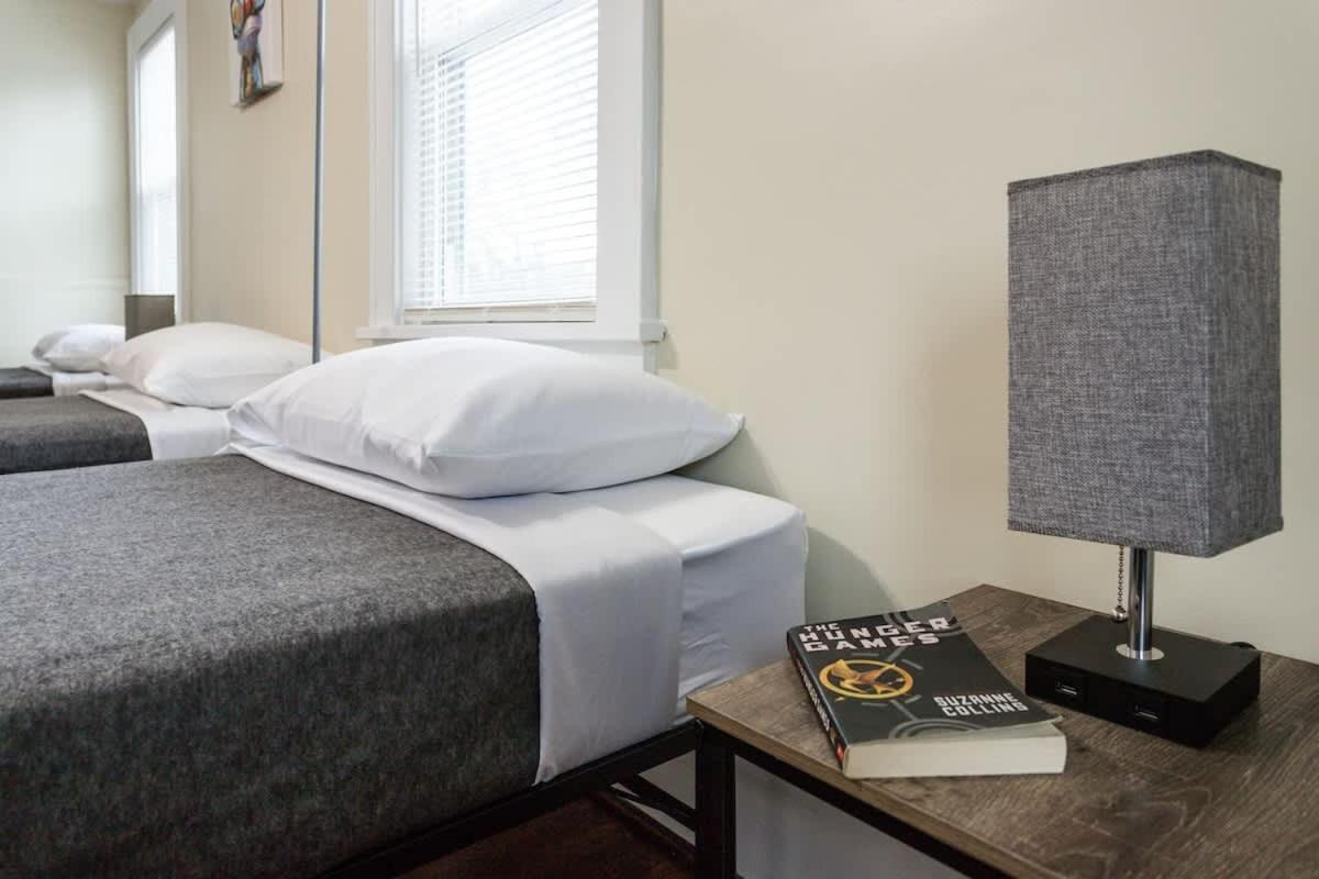 Charming Steps To Uofr Near Airport Downtown Rit *