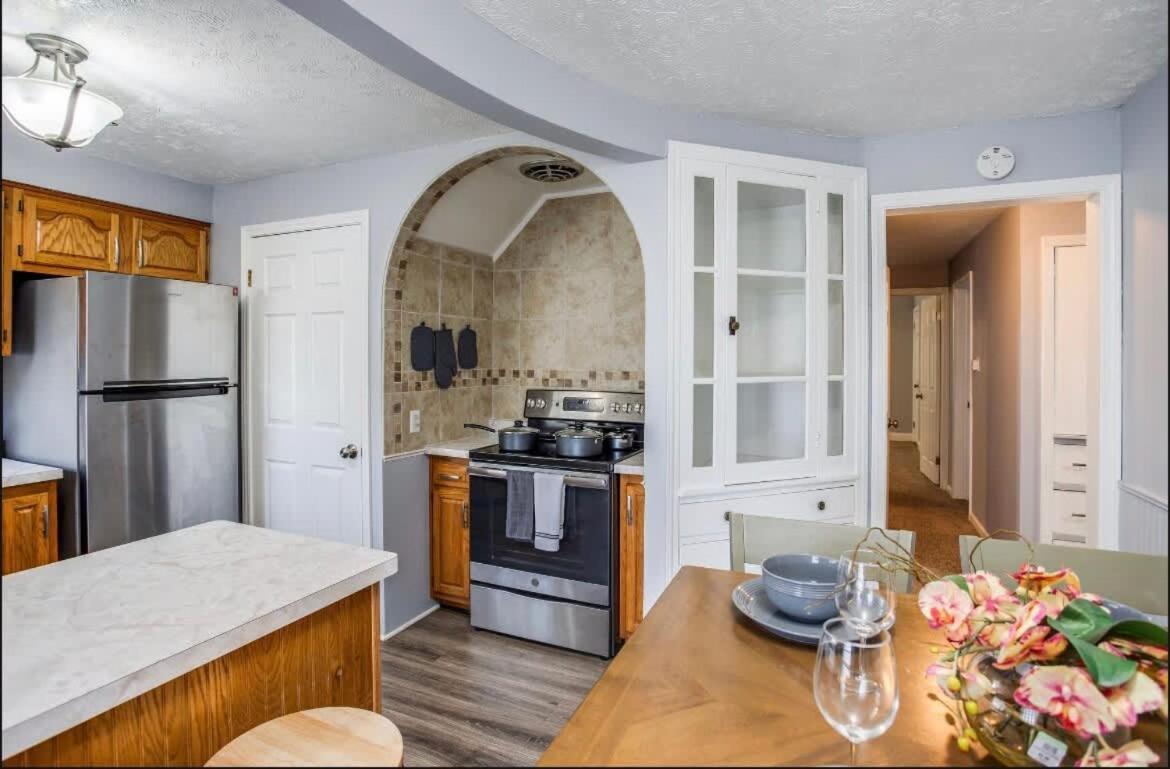 Astonishing Mins Away Airport Dwtn Uofr Andrit Holiday home