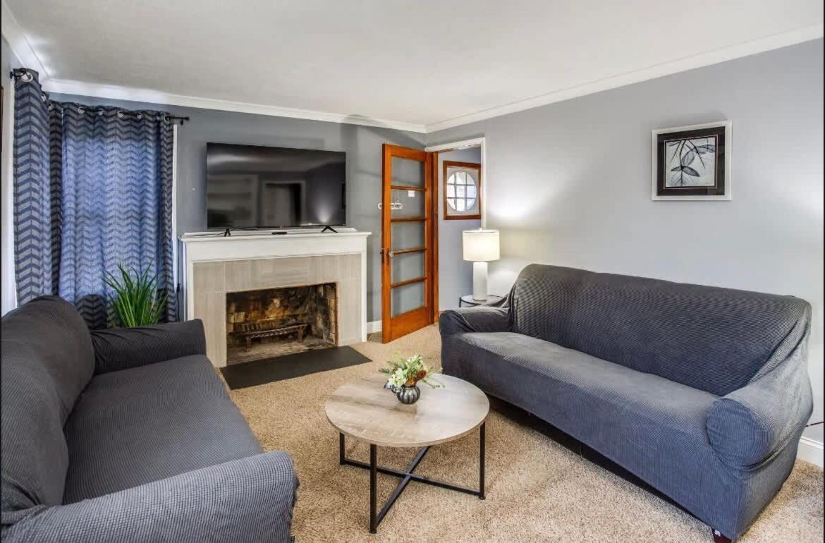 Holiday home Astonishing Mins Away Airport Dwtn Uofr Andrit Rochester