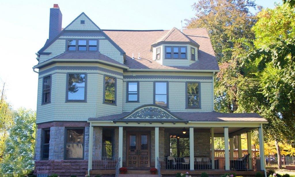 7 On Strath Hotel