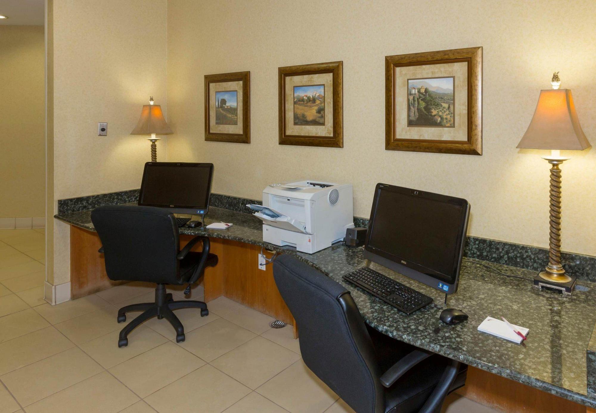 Henrietta Hotel 3*