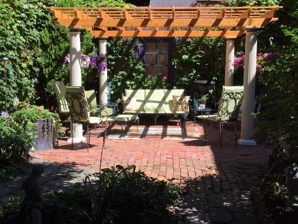 Bed & Breakfast A At The Edward Harris House