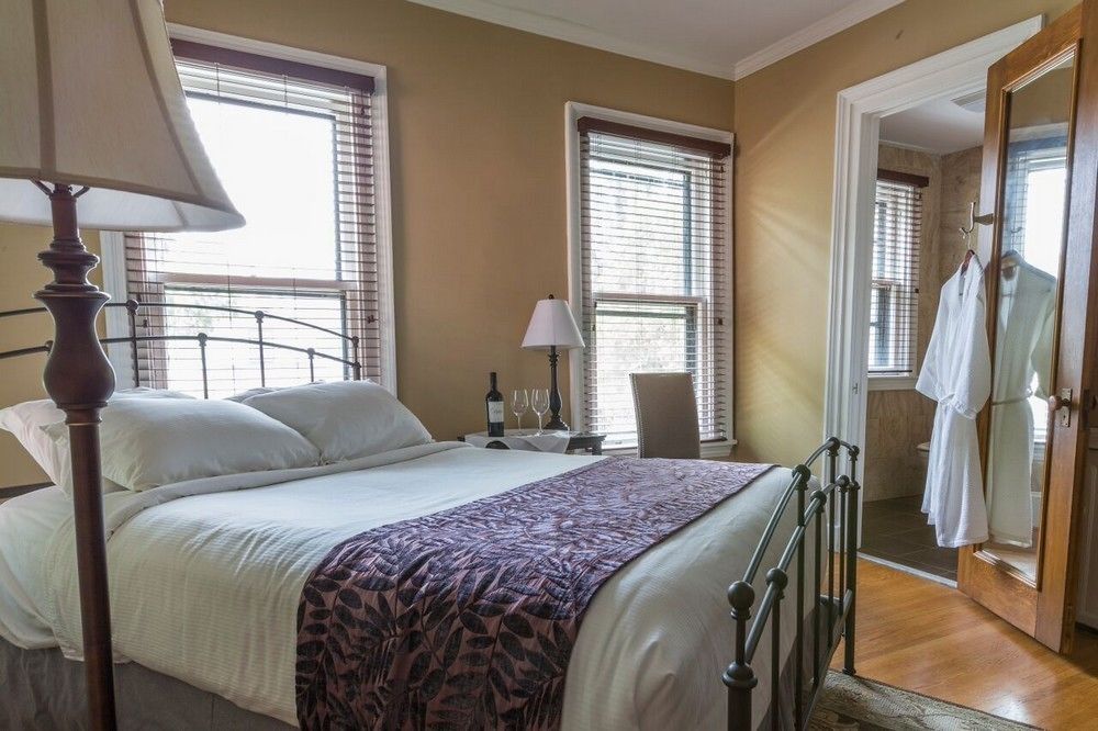 7 On Strath Hotel Rochester