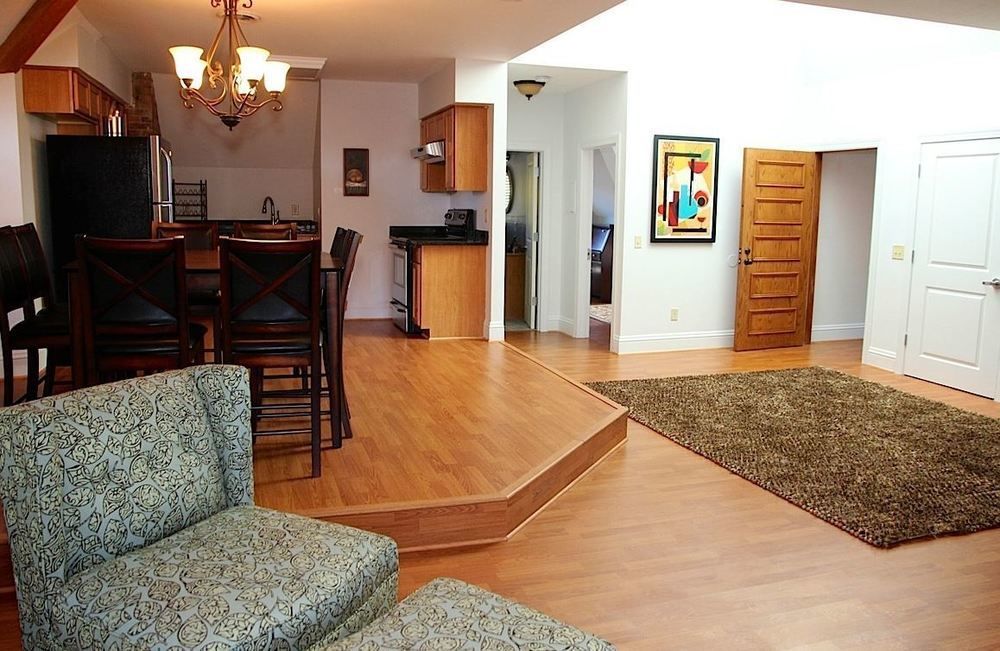 7 On Strath Hotel Rochester