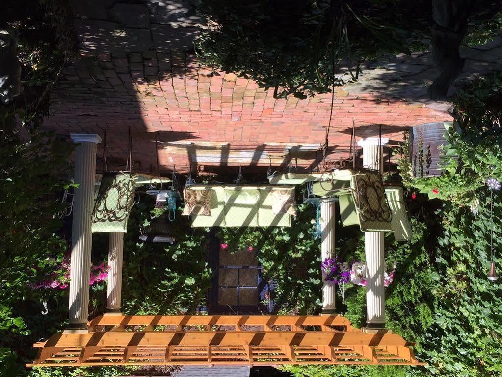 A At The Edward Harris House Bed & Breakfast Rochester
