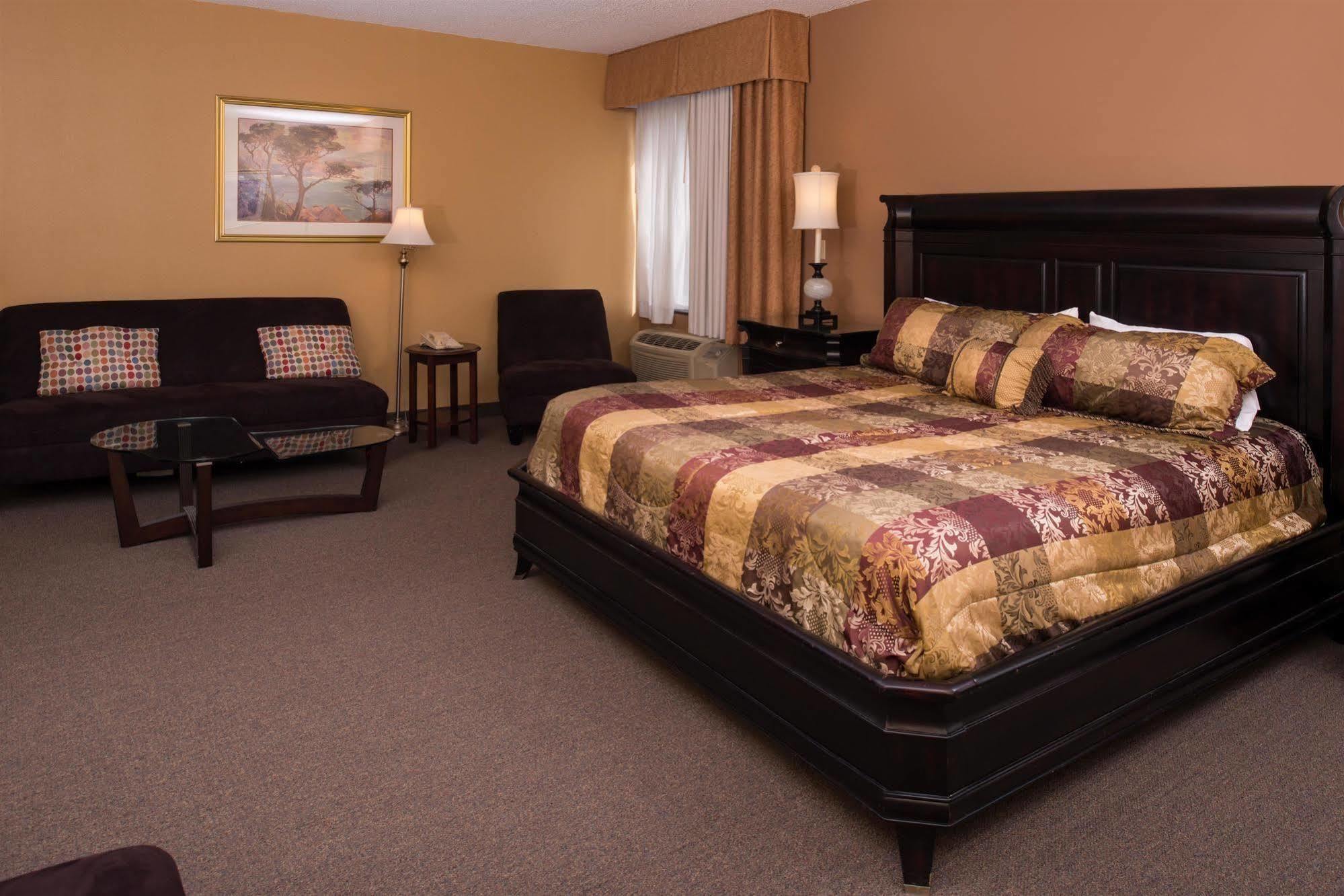 Ramada Plaza Airport Hotel 3*