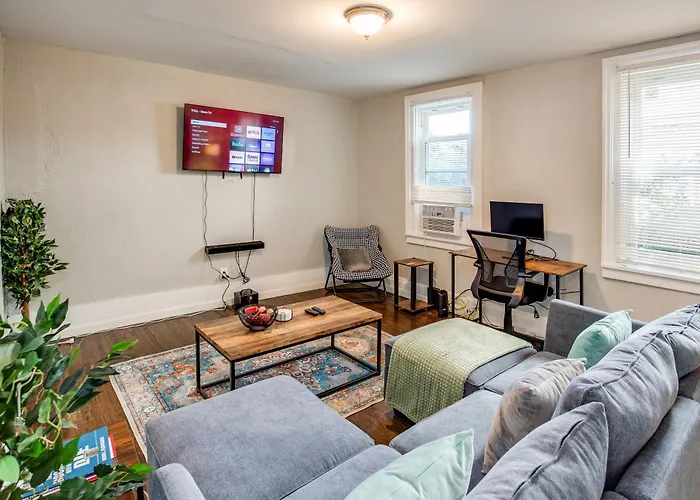 3Br Home With In-Unit Laundry, Parking, Sound Bar