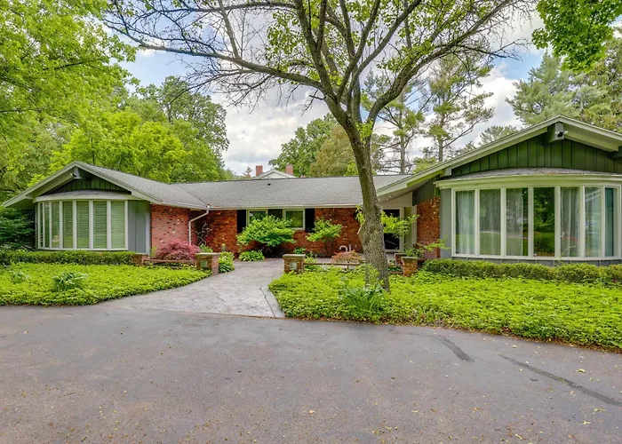 Spacious Rochester Home With Heated Pool And Hot Tub!