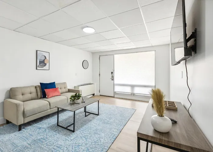 East 120 I Modern Refinished Apt Downtown I Gym