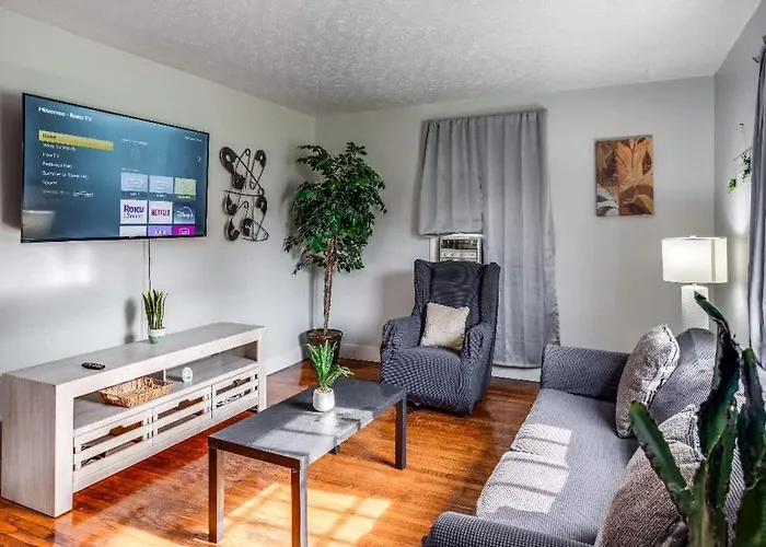 Comfortable Home Close To Everything Near Downtown