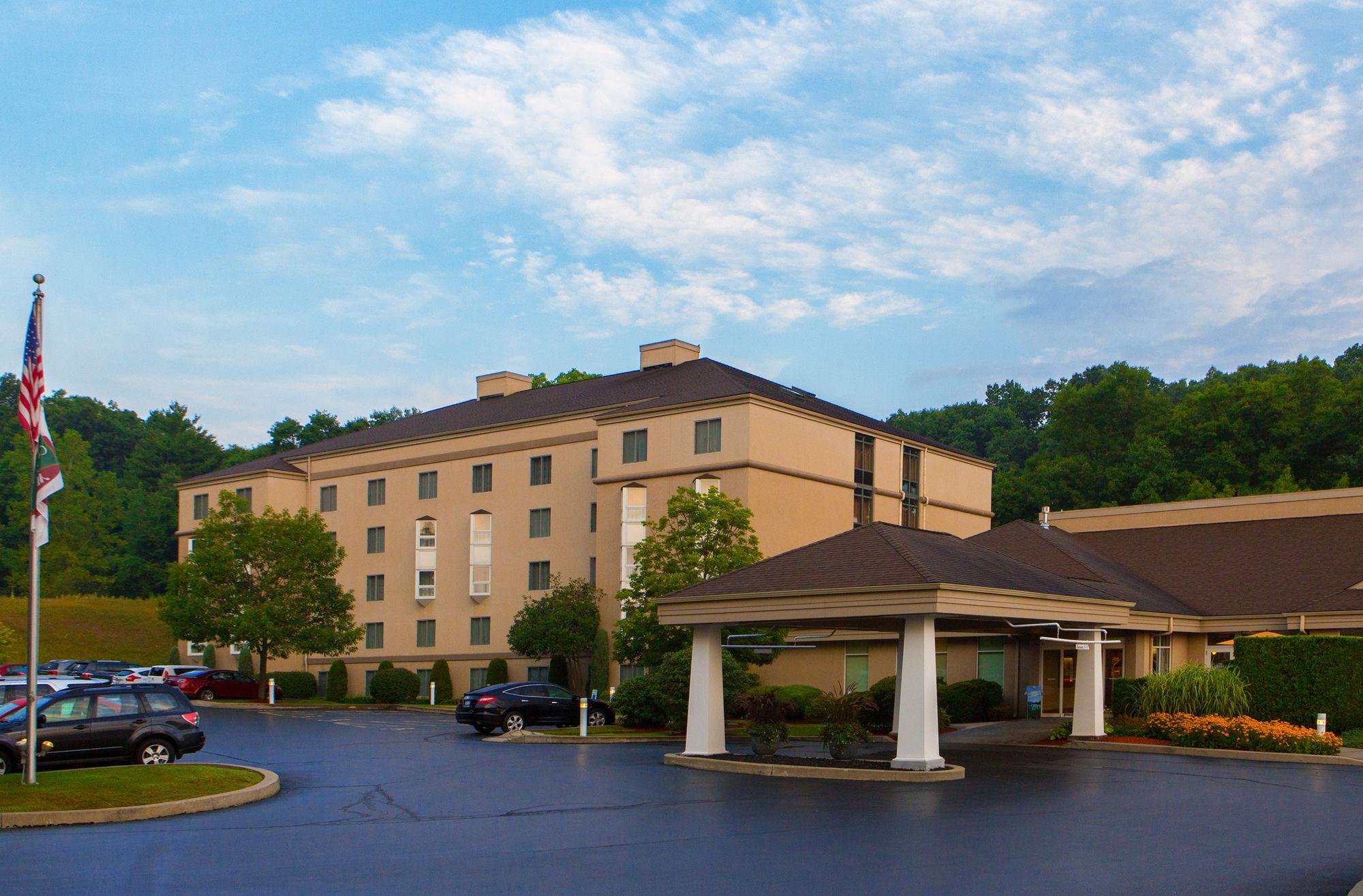 Courtyard East / Penfield Hotel