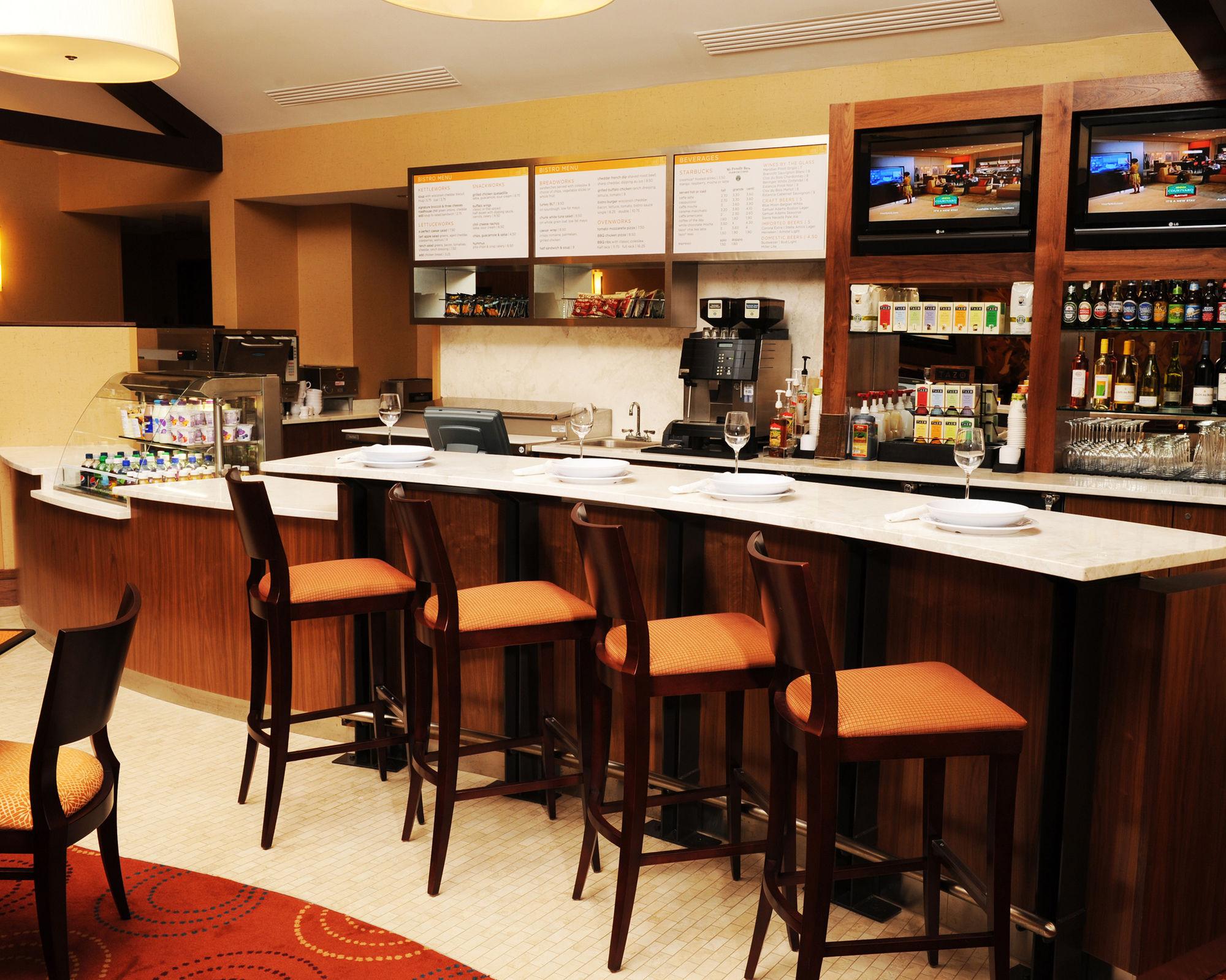 Hotel Courtyard East / Penfield 4*