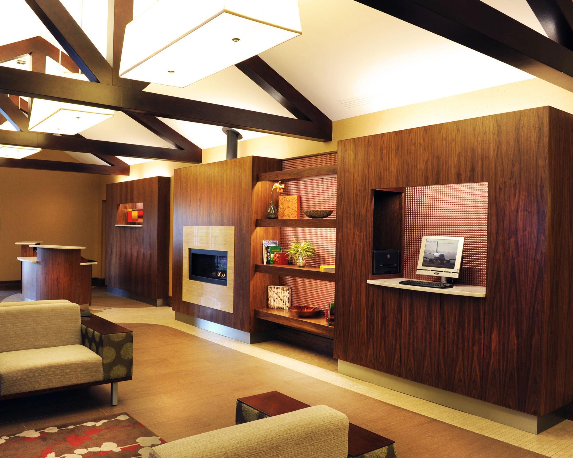 Hotel Courtyard East / Penfield Rochester