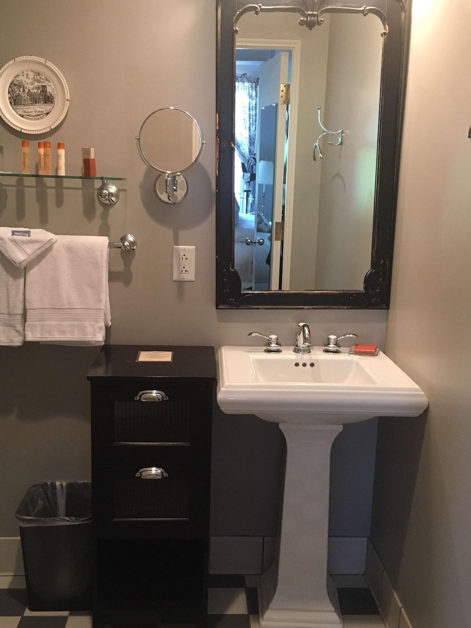Inn On Broadway 4*