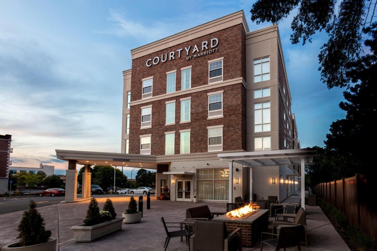 Courtyard Downtown Hotel 3*